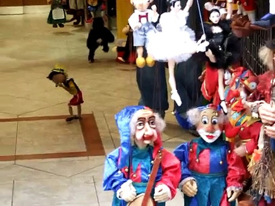 Dancing Pinnochio Puppet - awesome marionette skills -