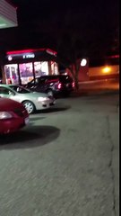 Empleados de Burger King rompen vidrios por amenaza de bomba