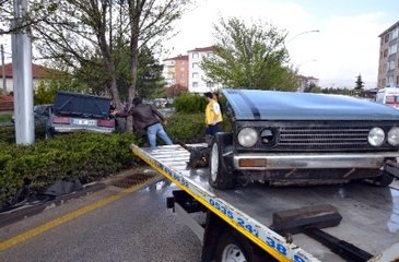 Başkent'te Ağaca Çarpan Otomobil İkiye Bölündü