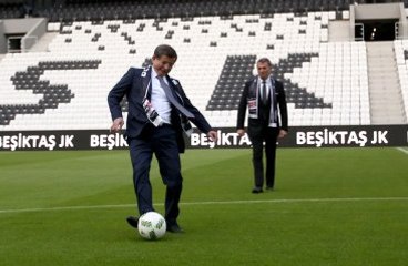 Vodafone Arena'da Davutoğlu'ndan Şık Hareket