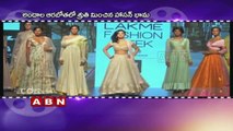Shruti Hassan HOT Cleavage Show at Lakme Fashion Week 2016
