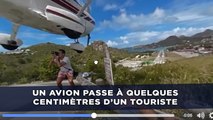 Un avion passe à quelques centimètres d’un touriste