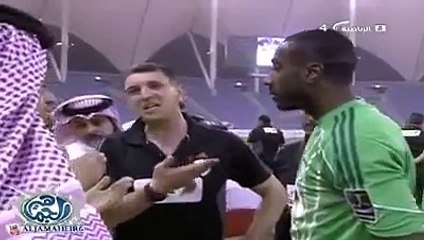 Cheveux d'un joueur de foot coupés sur le terrain en Arabie Saoudite pour cause d'irrespect...