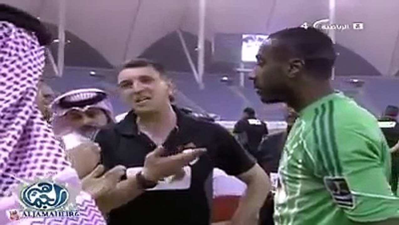 Cheveux d'un joueur de foot coupés sur le terrain en Arabie Saoudite pour cause d'irrespect...