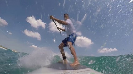 Un surfeur en Paddle se prend un Requin dans une vague sur sa planche !