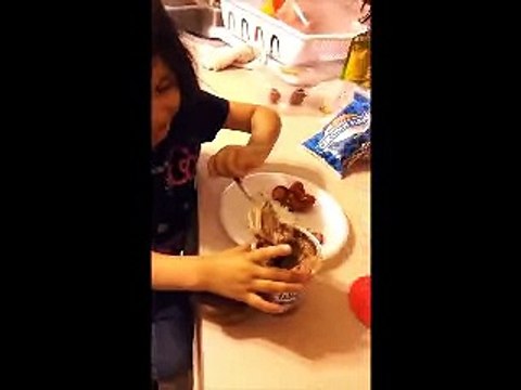 Funny Decorating and Frosting Cupcakes Kid Tutorial (little girl playing baking)