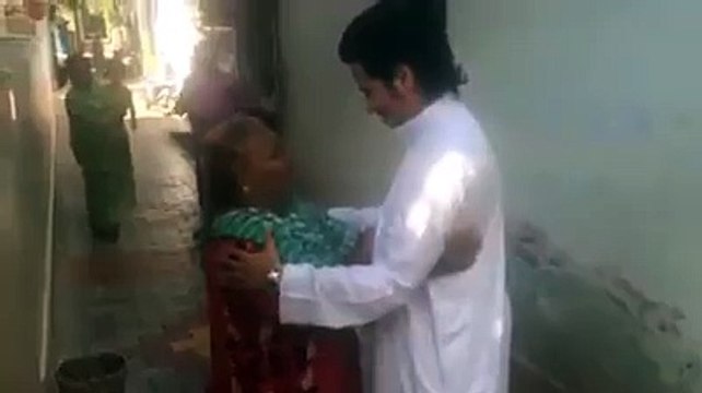 شاب سعودي سافر للهند ليزور مربيته التي ربته و يفاجأها لكن لن تصدق ماذا فعلت