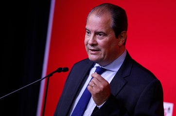 Cinq tacles lancés par Cambadélis à Macron