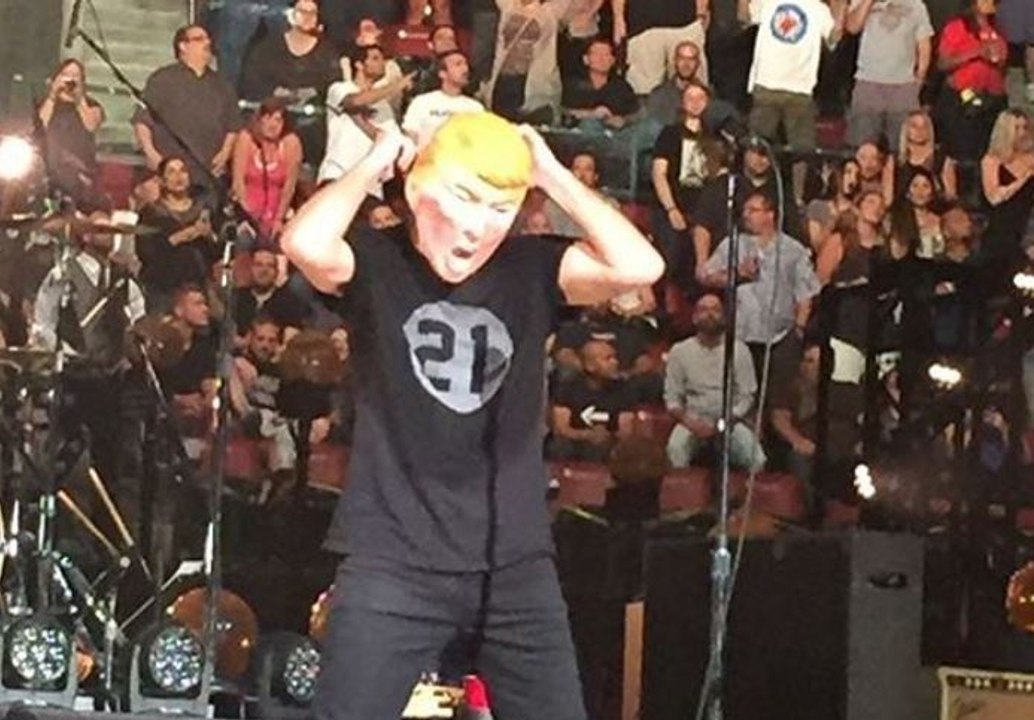 Pearl Jam : Eddie Vedder Trump Mask Dance