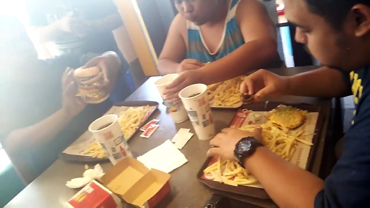 McDo's Big Mac Meal eating challenge by Aruba WC-Manila