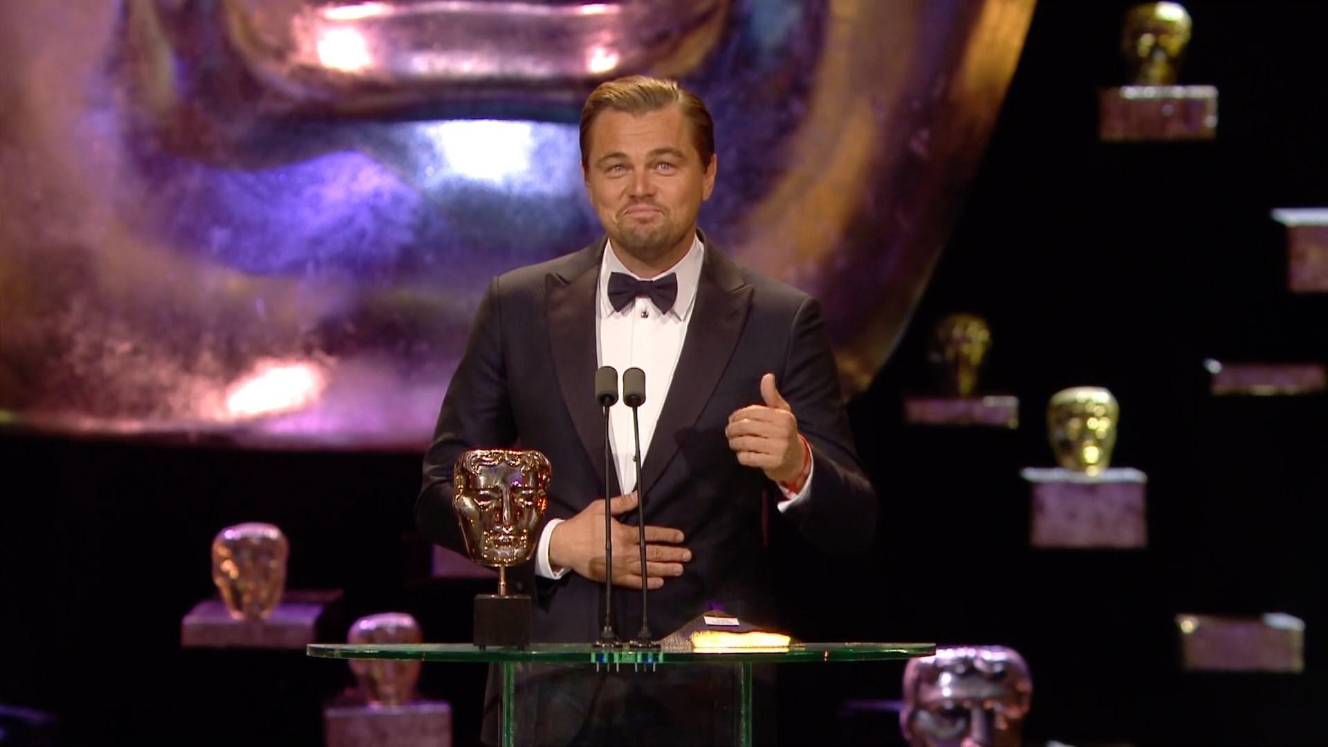 ⁣Leonardo DiCaprio wins Best Leading Actor Awards 2016