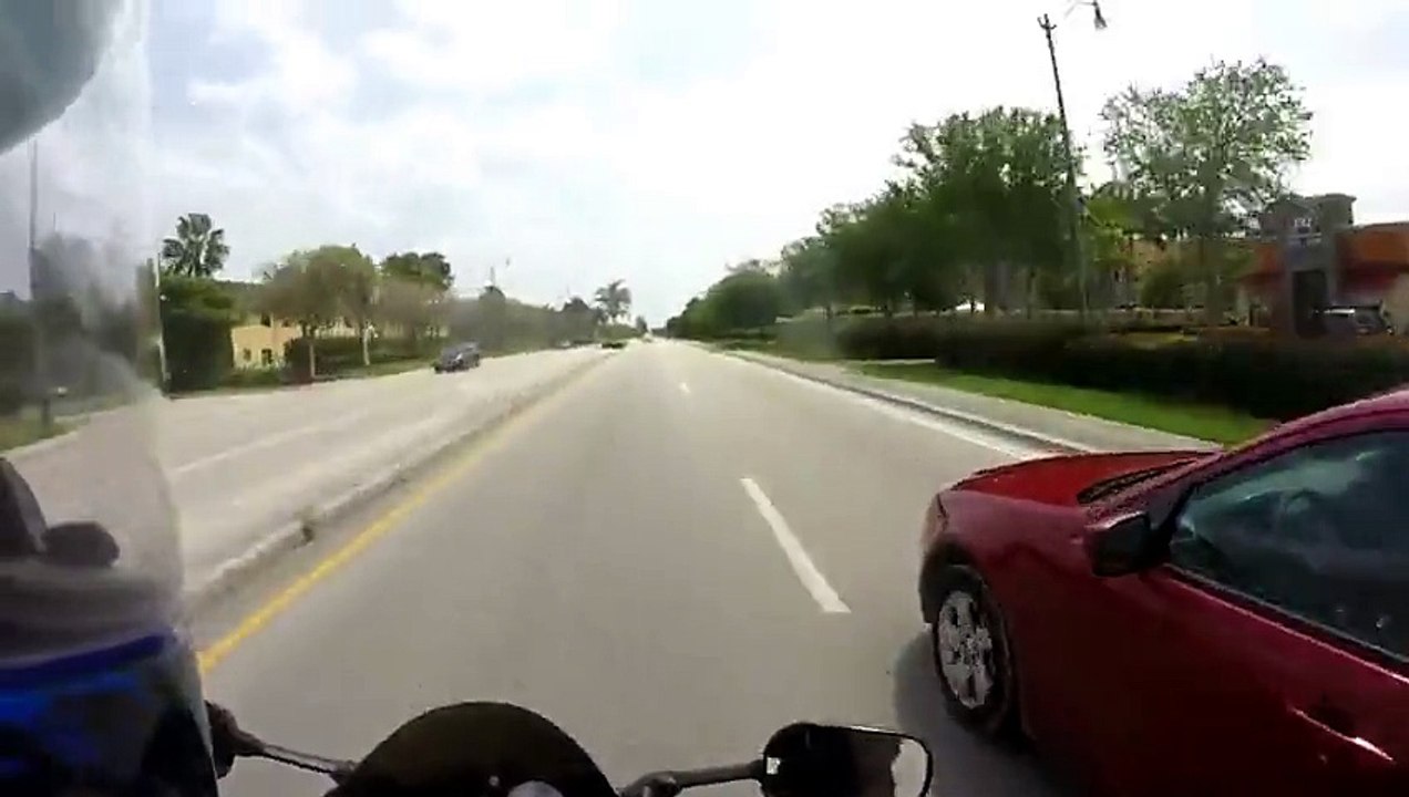 La dangereuse course poursuite entre une voiture et un deux roues.