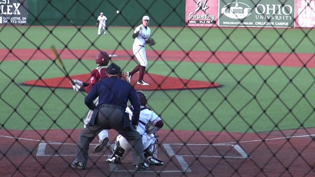Ce joueur de baseball attrape la balle très rapidement !