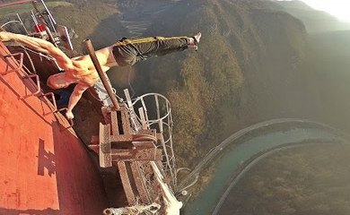 Il fait des acrobaties sans sécurité sur la plus haute cheminée de Slovénie