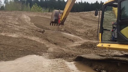 Ce homme se sert d'une excavatrice pour sauver un jeune cerf piégé dans la boue !