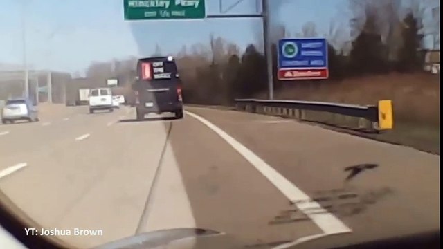 Une Tesla en pilotage automatique évite un accident
