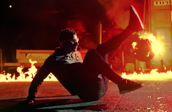Jouer au foot sur un terrain en feu avec un ballon enflammé !