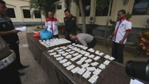 Policías indonesios se someten a control antidrogas