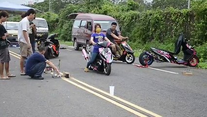 GIRL DRAGBIKE RIDER WHEELIE can kick man's ASS !