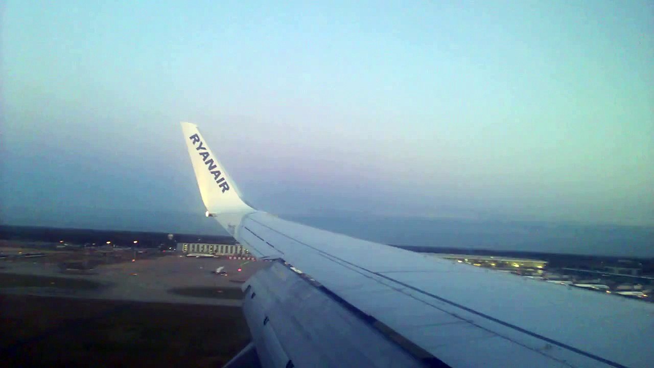 Ryanair plane landing: From me holiday :D