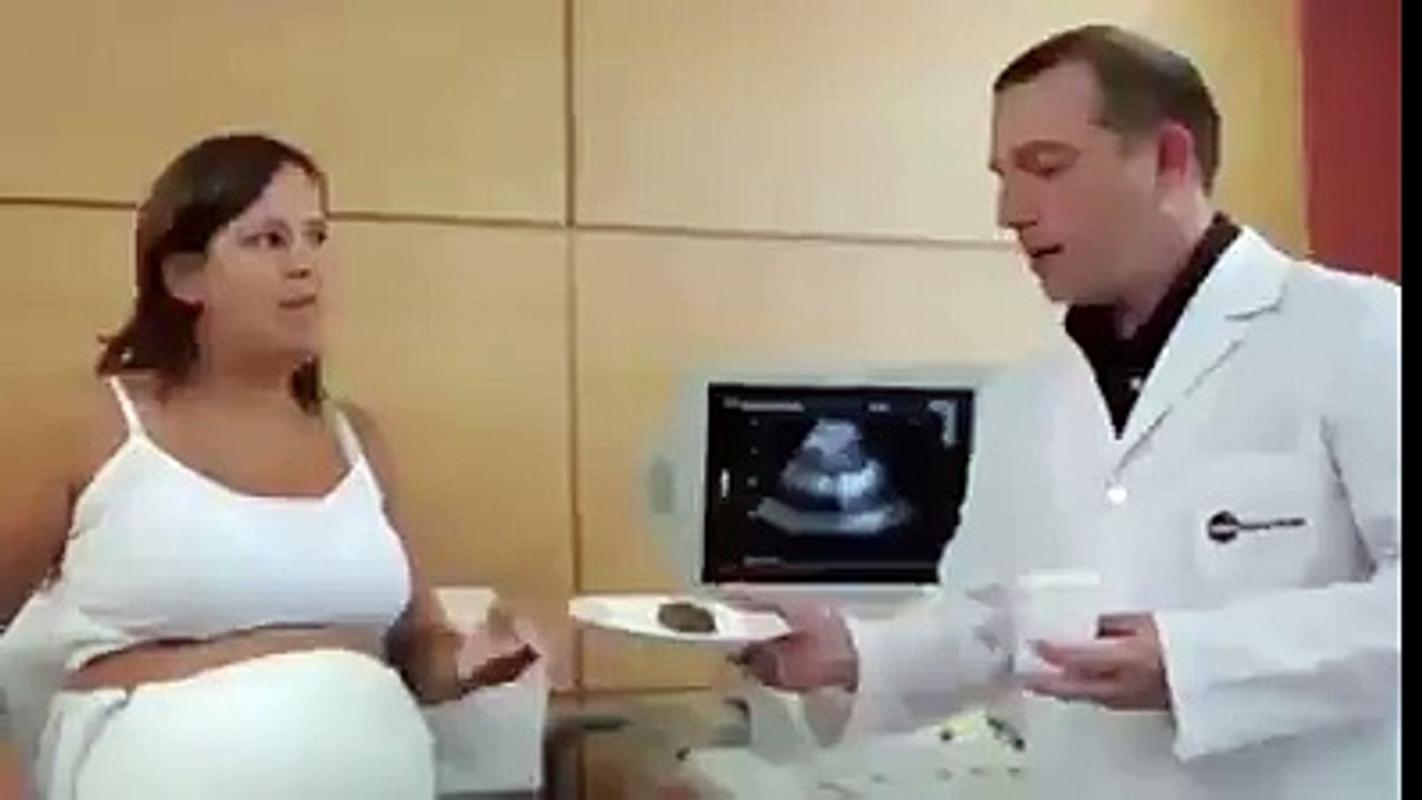 Grâce à cette ceinture, le papa peut ressentir les mouvements du bébé dans le ventre de sa mère !