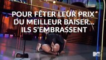 Pour fêter un prix du meilleur baiser, ils s'embrassent (avec beaucoup de retenue)