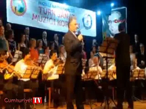 Sahnede tansiyonu düşen koristin zor anları
