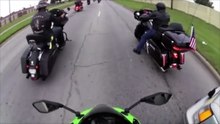 Un petit malin tente de forcer le passage d'un cortège de motards,Regardez comment cela va se terminer...