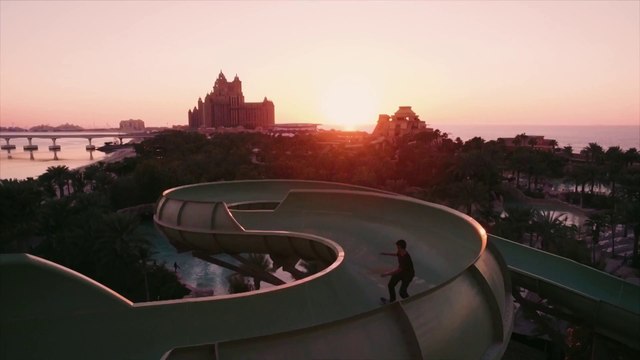 Ils skatent dans un parc aquatique géant fermé à Dubai ! Session de skate énorme