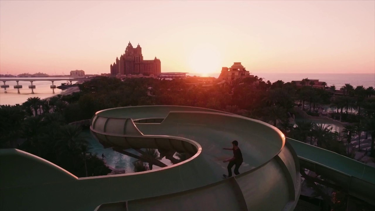 Ils skatent dans un parc aquatique géant fermé à Dubai ! Session de skate énorme