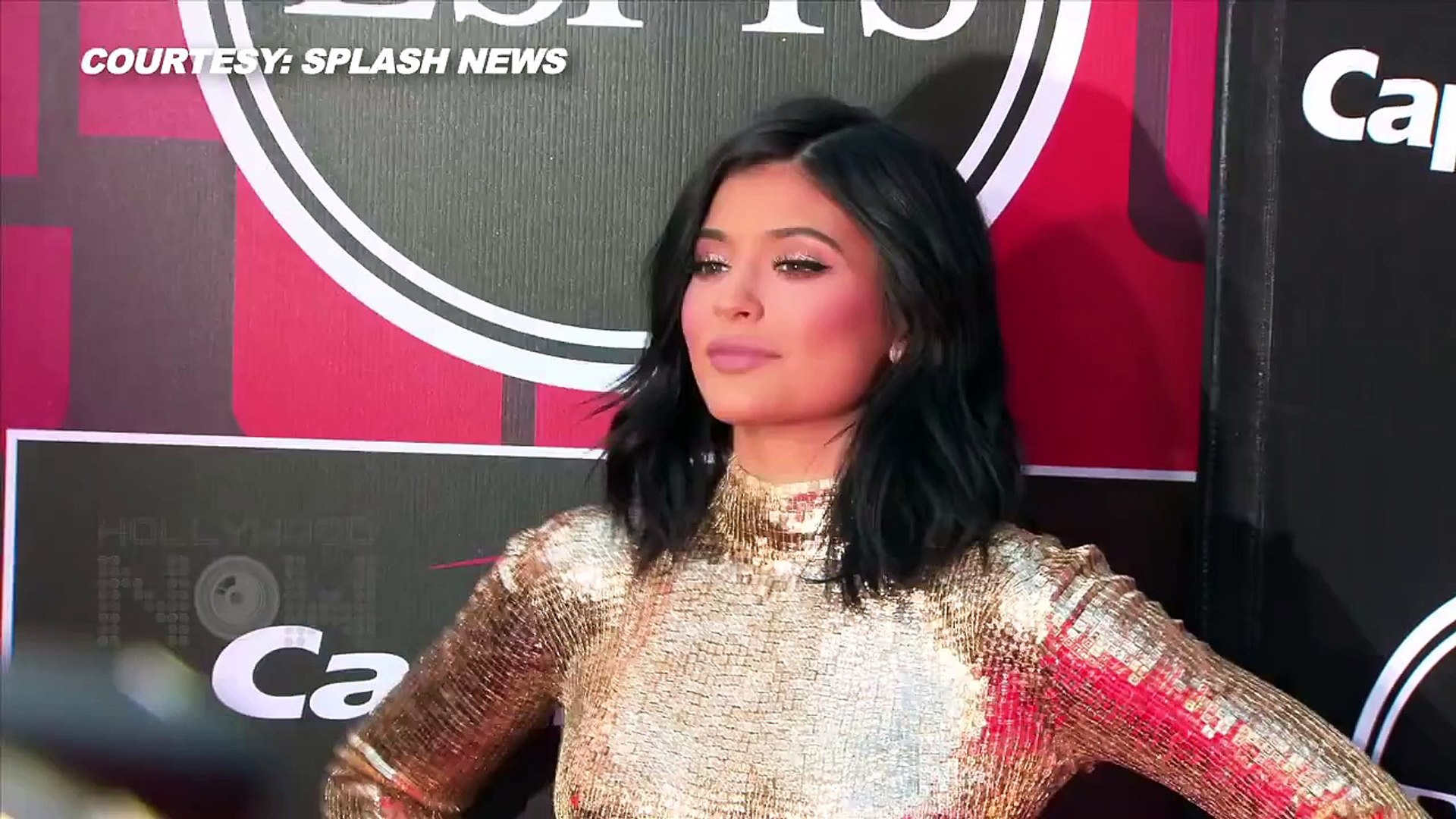 ⁣OOPS!! Kylie Jenner TITTIES FLASH