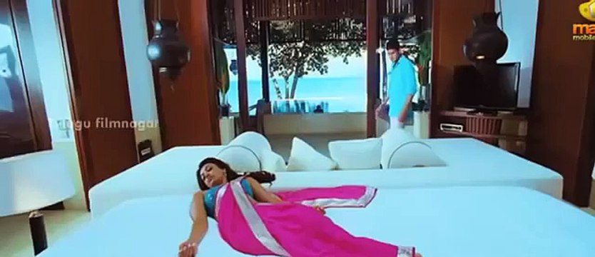 Kajal Agarwal Navel in Saree Hot Lip Lock Kiss Scene