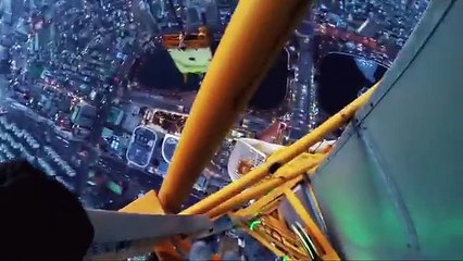Un russe grimpe illégalement au sommet de la Lotte Super Tower en Corée Du Sud