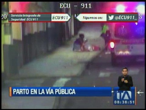 Impactantes imágenes de un parto en pleno centro de Quito