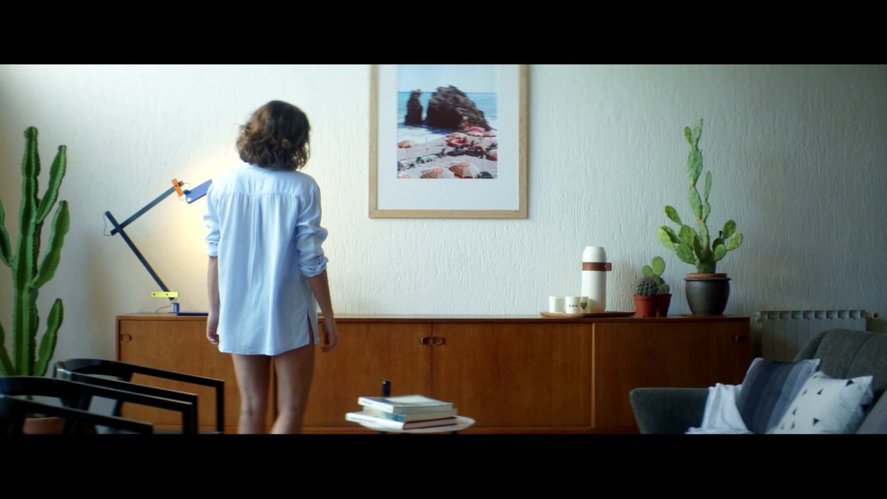 Emma de Caunes, maman cool et décomplexée dans une publicité pour de la lingerie