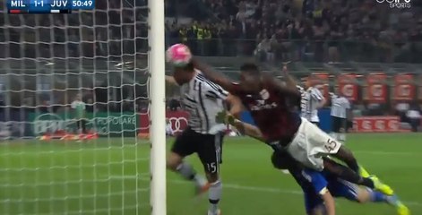 Mario Balotelli essaye de marquer de la main contre le Juventus (vidéo)