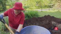 Une vieille dame creuse une tombe dans sa cour, puis les passant réalisent un détail terrifiant!