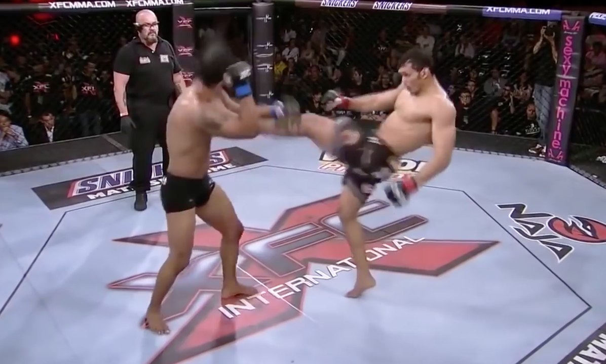 Terrible K.O. suite à un front kick en pleine tête !