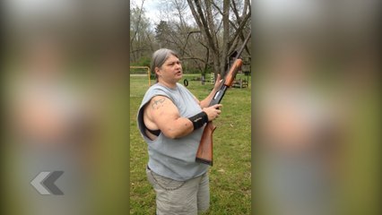 Elle détruit un téléphone avec son fusil ! - Le rewind du lundi 11 avril 2016.