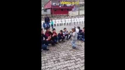 Bu çocuk her düğüne lazım hahaha