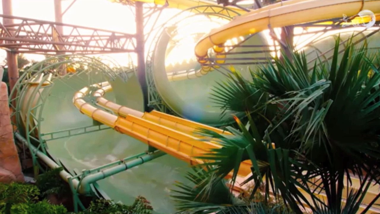 2 minutes de skate dans les toboggans d'un parc aquatique