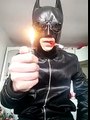 Batman s'envoie en l'air avec un briquet