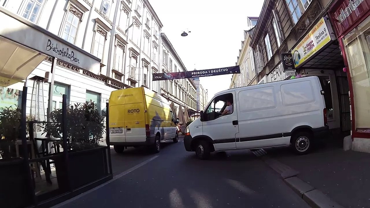 2016-04-11 kombi blokira prolaz