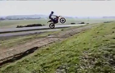 Une façon spectaculaire d'aller au boulot en moto enduro