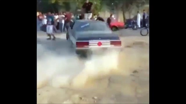 Une voiture lui fonce dessus et il a LE réflexe qui lui sauve la vie