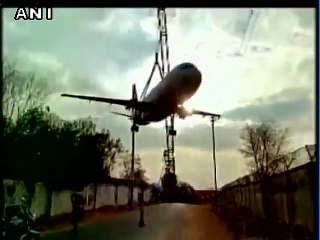 Transport d'un avion A320 qui tourne mal. Chute terrible du haut d'une grue