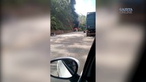 Ônibus pega fogo em rodovia em Santa Teresa