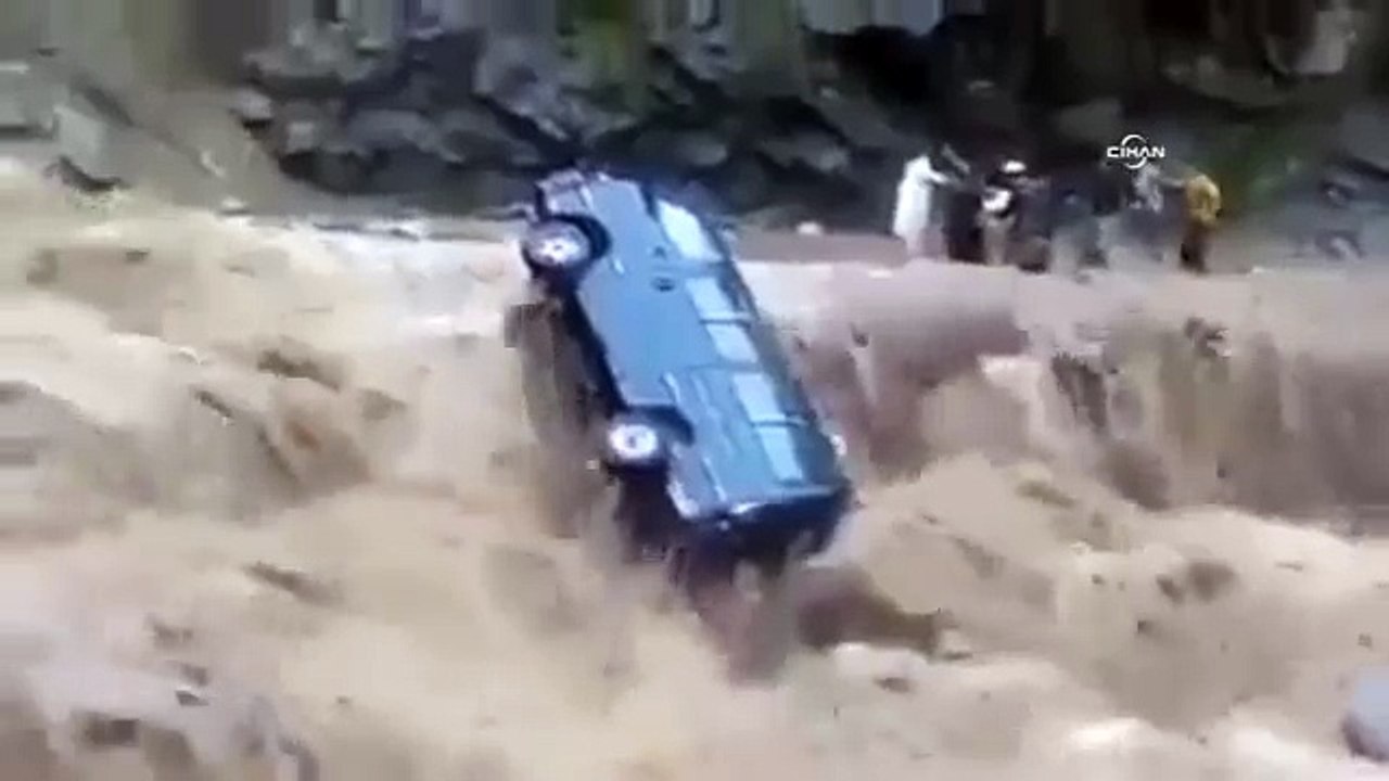 Sele kapılan minibüsteki yolcuların yaşam savaşı kamerada