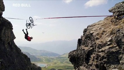 ایک سائکل سوار 120میٹر بلند رسے پر کرتب دیکھا تے ہوئے نیچے گر گیا