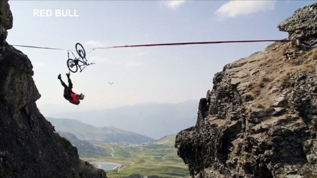 ایک سائکل سوار 120میٹر بلند رسے پر کرتب دیکھا تے ہوئے نیچے گر گیا